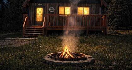 Holden Hideaway - 23 miles to YNP ~ Outdoor kitchen ~ Firepit ~ Wifi