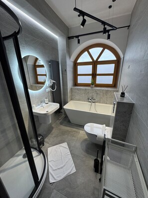 Standard Double Room | Bathroom | Bathtub, towels - Hotel Staropolski (Tomaszow Lubelski)