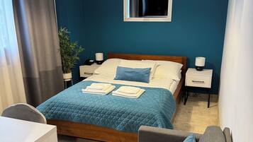 Hochwertige Bettwaren, Daunenbettdecken, Pillowtop-Betten, Schreibtisch