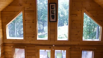 TV connectée, cheminée, table de tennis de table, livres