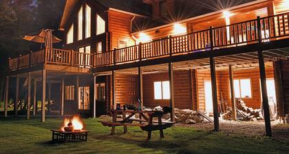 Beautiful Private Lakefront new Log Home