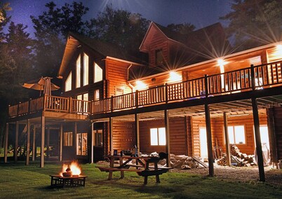 Beautiful Private Lakefront new Log Home