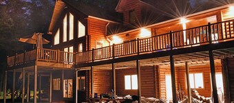 Beautiful Private Lakefront new Log Home