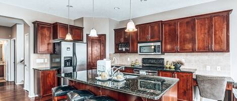 Réfrigérateur, four à micro-ondes, un four, surface de cuisson