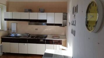 Réfrigérateur, four, plaque de cuisson, cafetiÚre/bouilloire