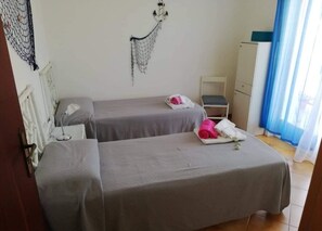 3 bedrooms, iron/ironing board, bed sheets