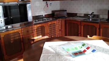 Réfrigérateur, micro-ondes, cafetiÚre/bouilloire, bouilloire électrique