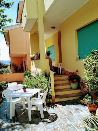 Outdoor dining. B&b Aloysia - Regalati una Vacanza!!!!