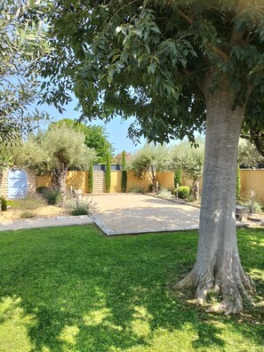 Property grounds - Maison Provençale Spa Sauna and Pool (Mollégès)