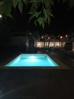 Outdoor pool - Maison Provençale Spa Sauna and Pool (Mollégès)