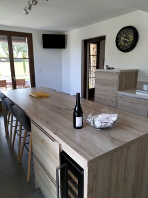 Fridge, microwave, oven, stovetop - Maison Provençale Spa Sauna and Pool (Mollégès)