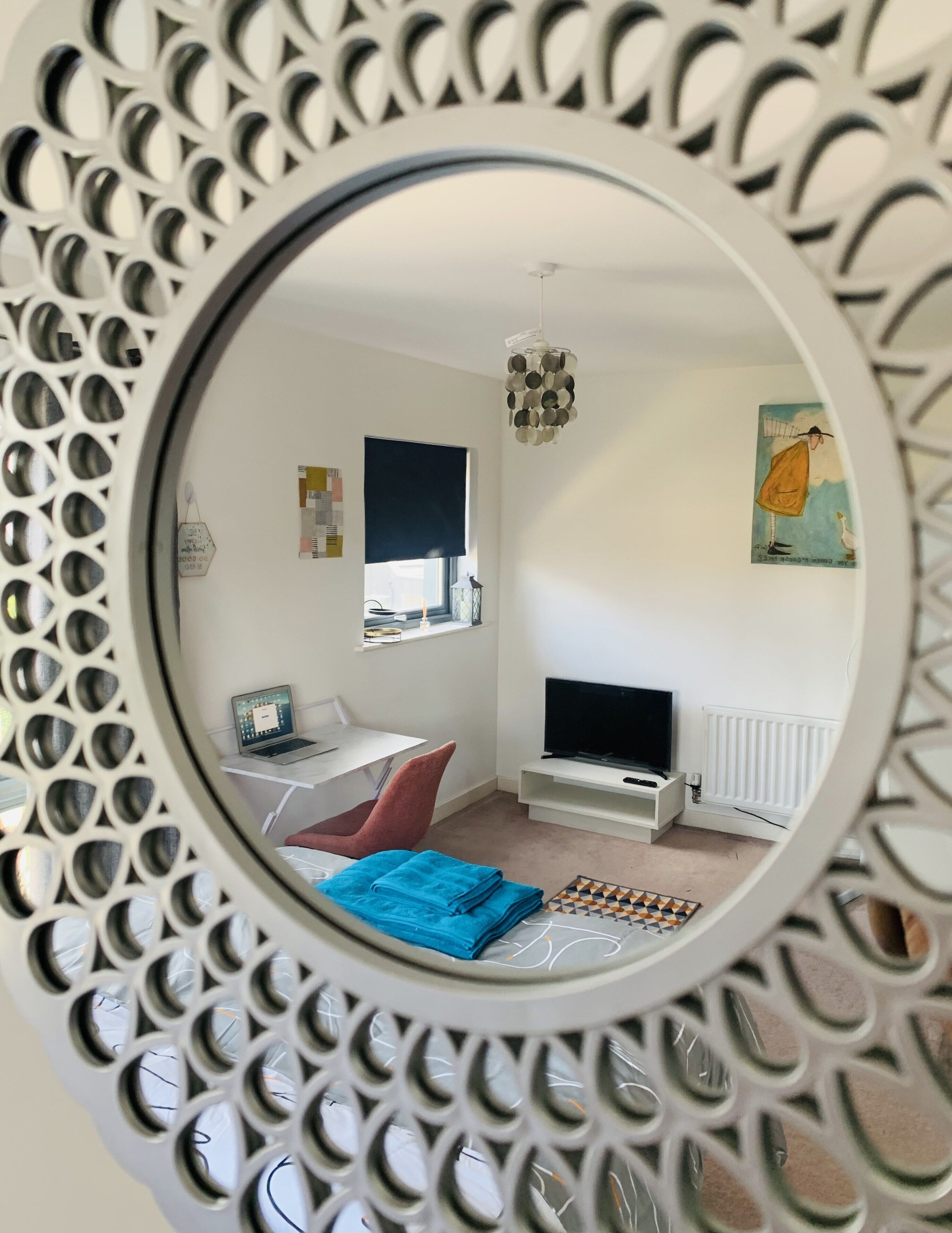 4 habitaciones, escritorio y tabla de planchar con plancha 