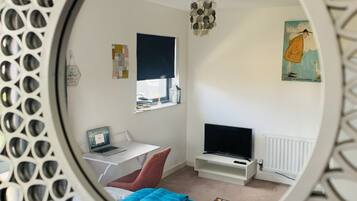 4 habitaciones, escritorio y tabla de planchar con plancha