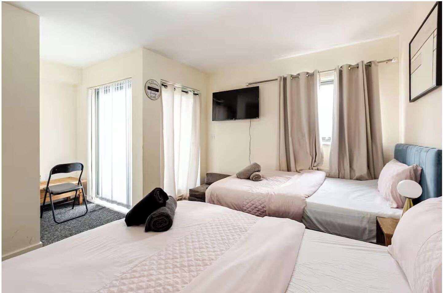 4 chambres, bureau, fer et planche à repasser, lit parapluie