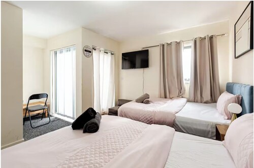 Atom Large 4/5 Bed House, Balcony, Sleeps 13, Free Parking, East London