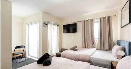 Atom Large 4/5 Bed House, Balcony, Sleeps 13, Free Parking, East London