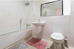Combined shower/tub, hair dryer, towels, soap - Atom Large 4/5 Bed House, Balcony, Sleeps 13, Free Parking, East London (Barking)