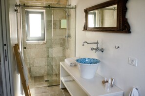 Douche, sèche-cheveux, bidet, serviettes fournies