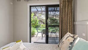 2 bedrooms, WiFi - Grevillea Gardens Unit 5 (Bright)