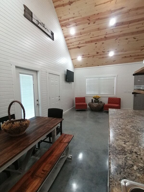 Dining - Knotty Squirrel Unit 4 Multibedroom Suite (Mountain View)