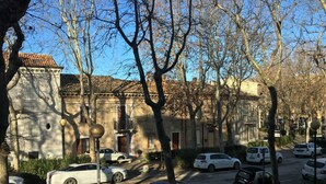 A street with parked cars, trees, and a building with a tiled roof. - Sea Fano holiday apartment (Fano)