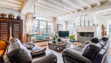 Smart-TV, Kamin, Bücher, Drucker