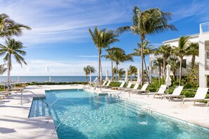 2 utendørsbassenger og solsenger