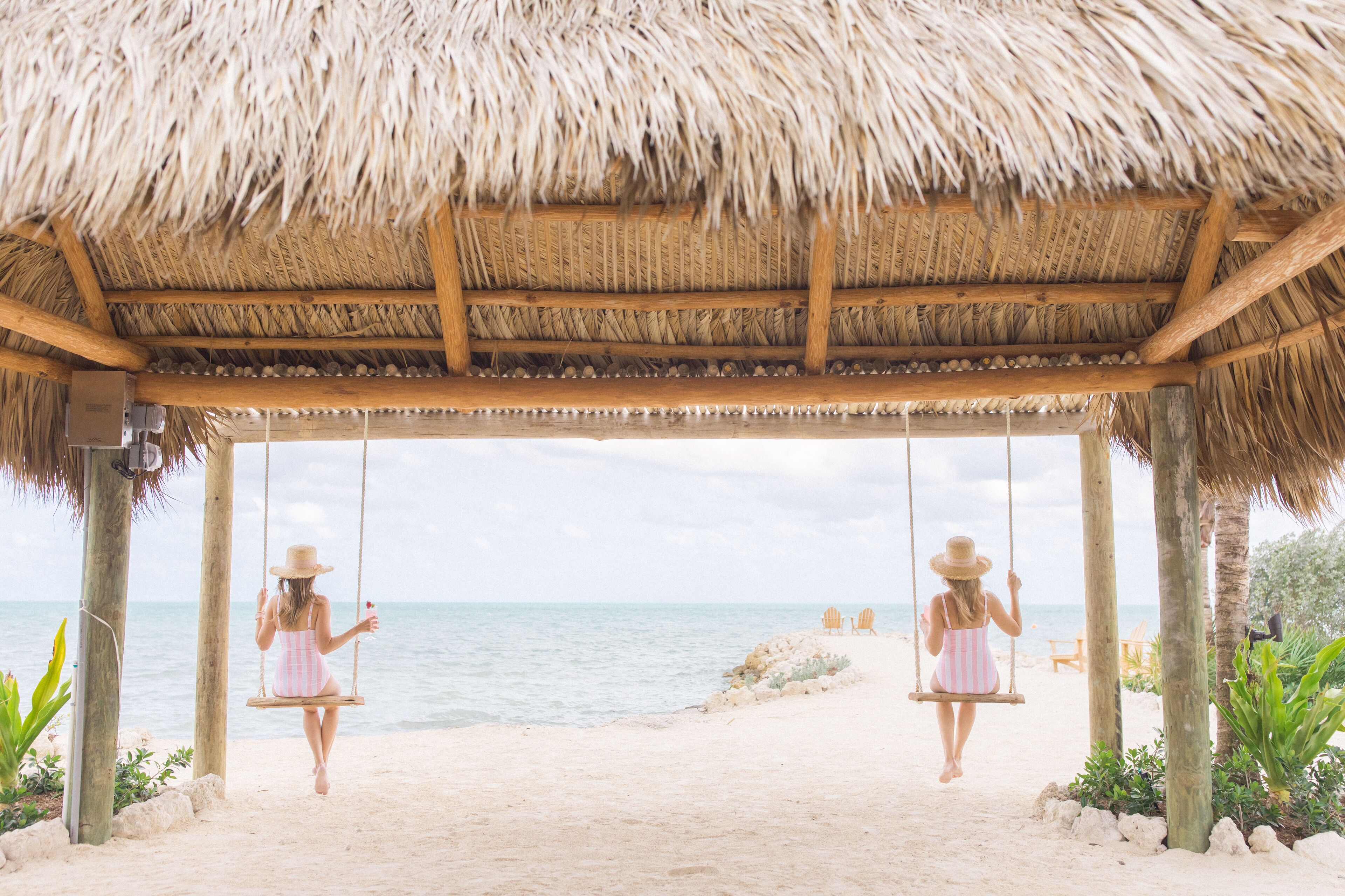 Trên bãi biển, ghế dài tắm nắng, dù trên bãi biển, khăn tắm biển 