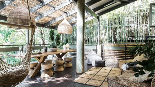 POOL - DESIGN - STYLE - WALK TO BEACH AND SHOPS