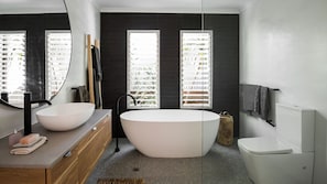 Badewanne, Haartrockner, Handtücher