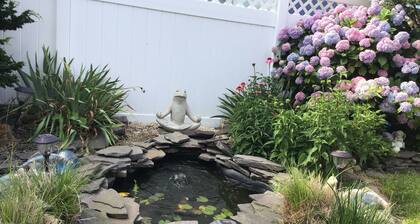 THE SALTY AIR RETREAT! Hear the surf! OCEANVIEW. Walkable.. Steps to the beach.