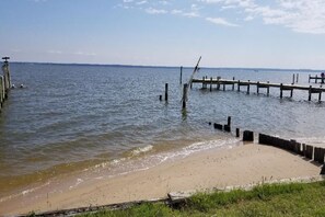 Rannalla, aurinkotuoleja, rantapyyhkeitä