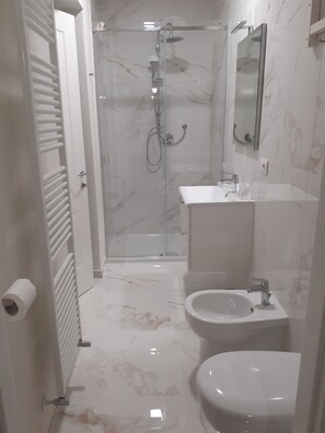 Douche, sèche-cheveux, bidet, serviettes fournies