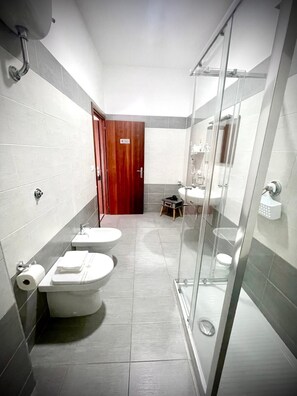 Comfort Triple Room | Bathroom | Shower, rainfall showerhead, eco-friendly toiletries, hair dryer - B&B Rianna House (Naples)
