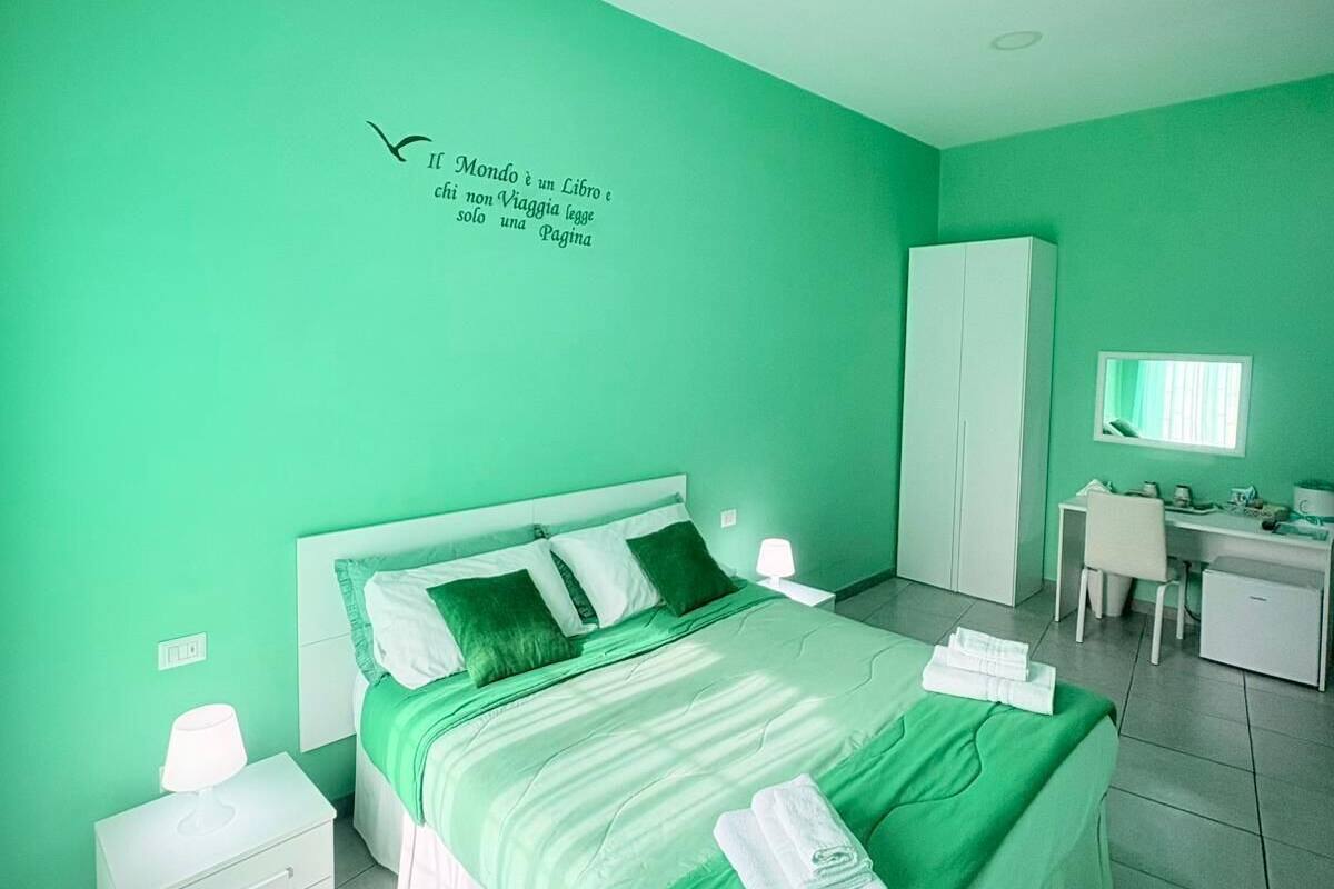 Chambre Confort, 1 lit double, vue cour intérieure, côté cour intérieure | Minibar, bureau, espace de travail pour ordinateur portable