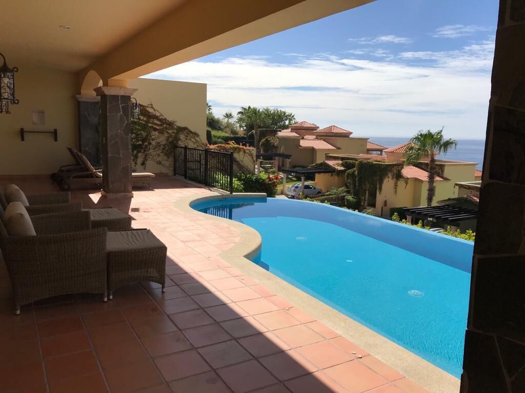 Een buitenzwembad, een verwarmd zwembad