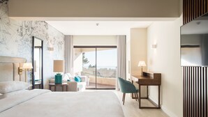 Une chambre d’hôtel moderne dotée d’un grand lit, d’un bureau, d’une chaise et d’un balcon avec vue.