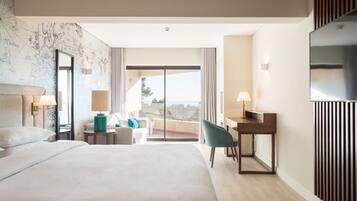 Minibar con artículos gratuitos y caja de seguridad en la habitación