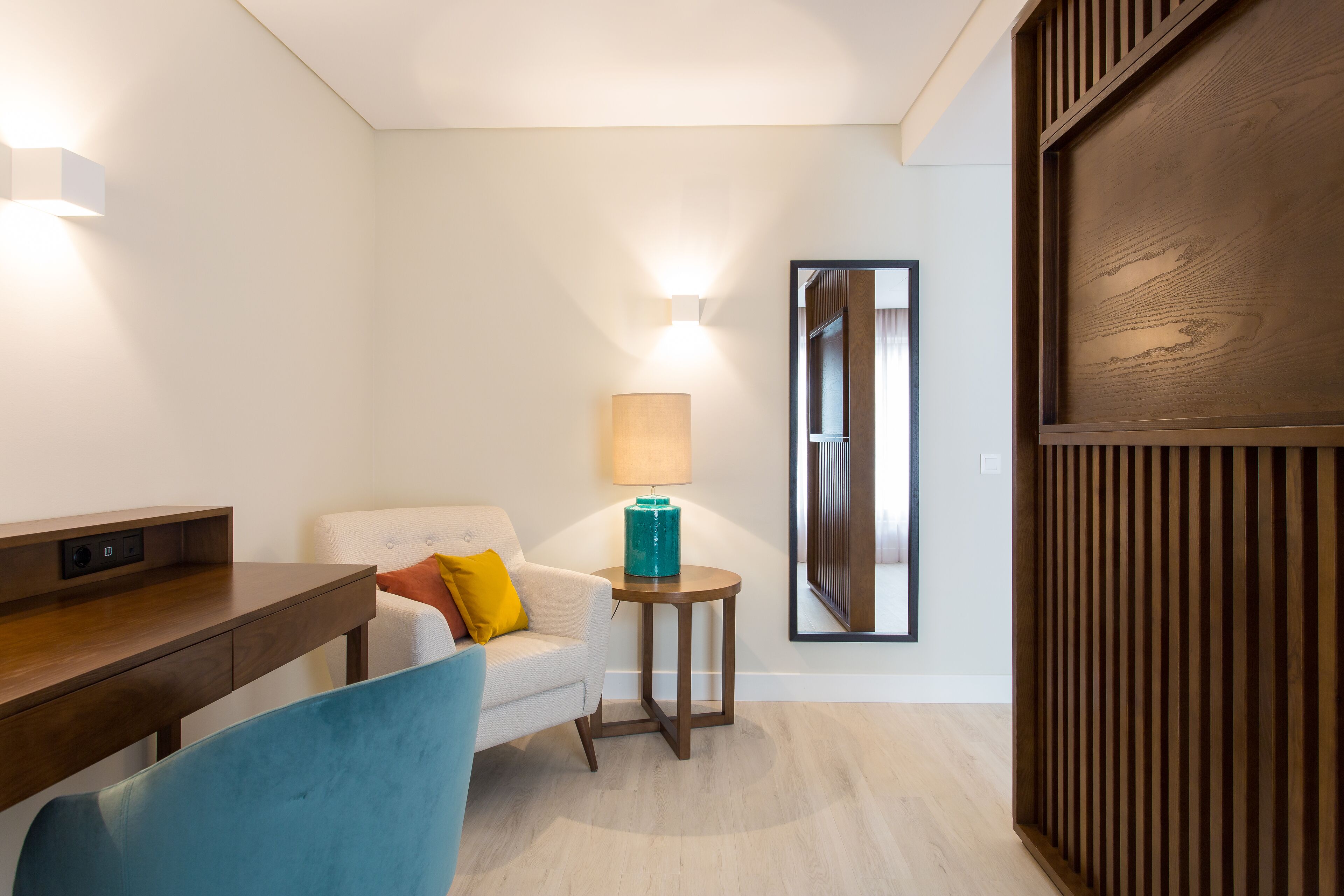 standard room, 1 queen bed, non smoking | 1 bedroom, free minibar, in-room safe, desk