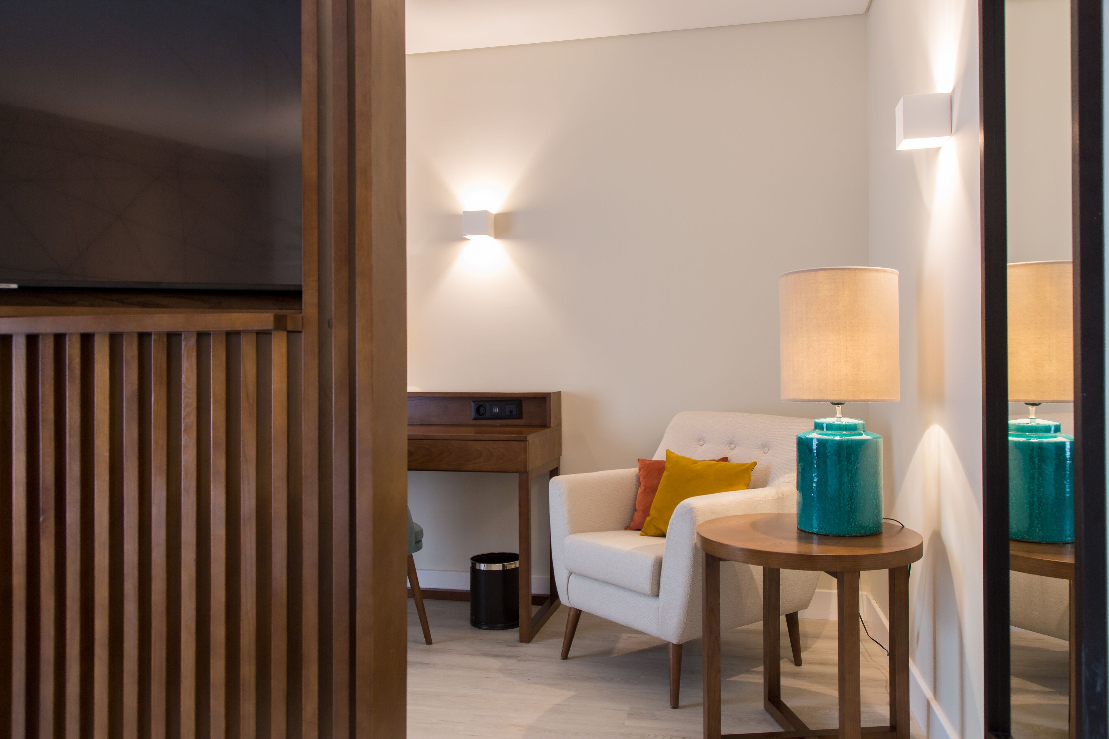 standard room, 1 queen bed, non smoking | 1 bedroom, free minibar, in-room safe, desk