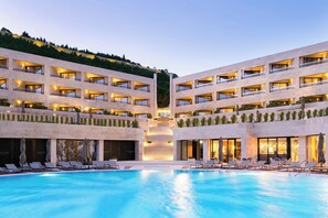 Outdoor pool, pool umbrellas, pool loungers - Four Points by Sheraton Sesimbra (Sesimbra)