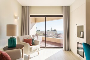 Minibar con artículos gratuitos y caja de seguridad en la habitación 