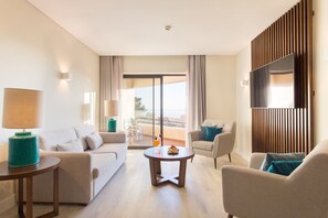 Premium-Suite, 2 Schlafzimmer, Poolblick (Balcony) | Wohnzimmer | 49-Zoll-Flachbildfernseher mit Kabelempfang, Fernseher