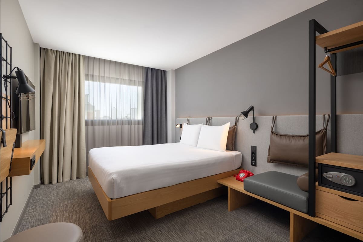 Room, 1 Katil Ratu (Queen) | Peralatan tempat tidur hipoalergenik, ruang kerja komputer riba