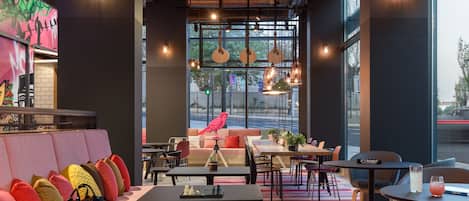 Dagelijks ontbijt met selfservice (EUR 15 per persoon)