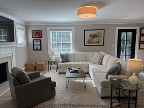 智能电视、壁炉、立体声音响