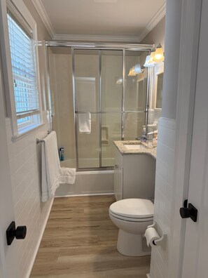 Combined shower/tub, hair dryer, towels, soap - Walk to Campus! (Clemson)
