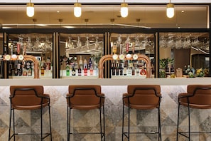 Bar (on property) - Courtyard by Marriott London City Airport (London)