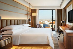 尊榮客房, 1 張特大雙人床, 邊間 | 客房內保險箱、書桌、筆電工作空間、遮光布/窗簾