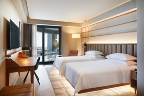 In-room safe, desk, laptop workspace, blackout curtains - Four Points by Sheraton Prishtina City (Preoce)